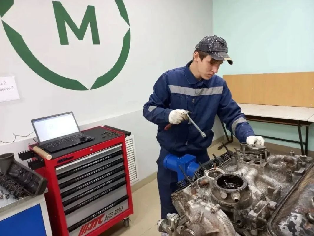 Смоленский автотранспортный колледж отметил 80-летие Смоленский автотранспортный колледж отметил 80-летие